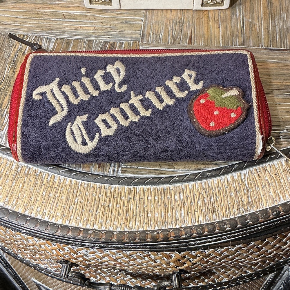 Very RARE,JUICY COUTURE VINTAGE Y2K (Strawberry fields) Navy/Red Zip Wallet